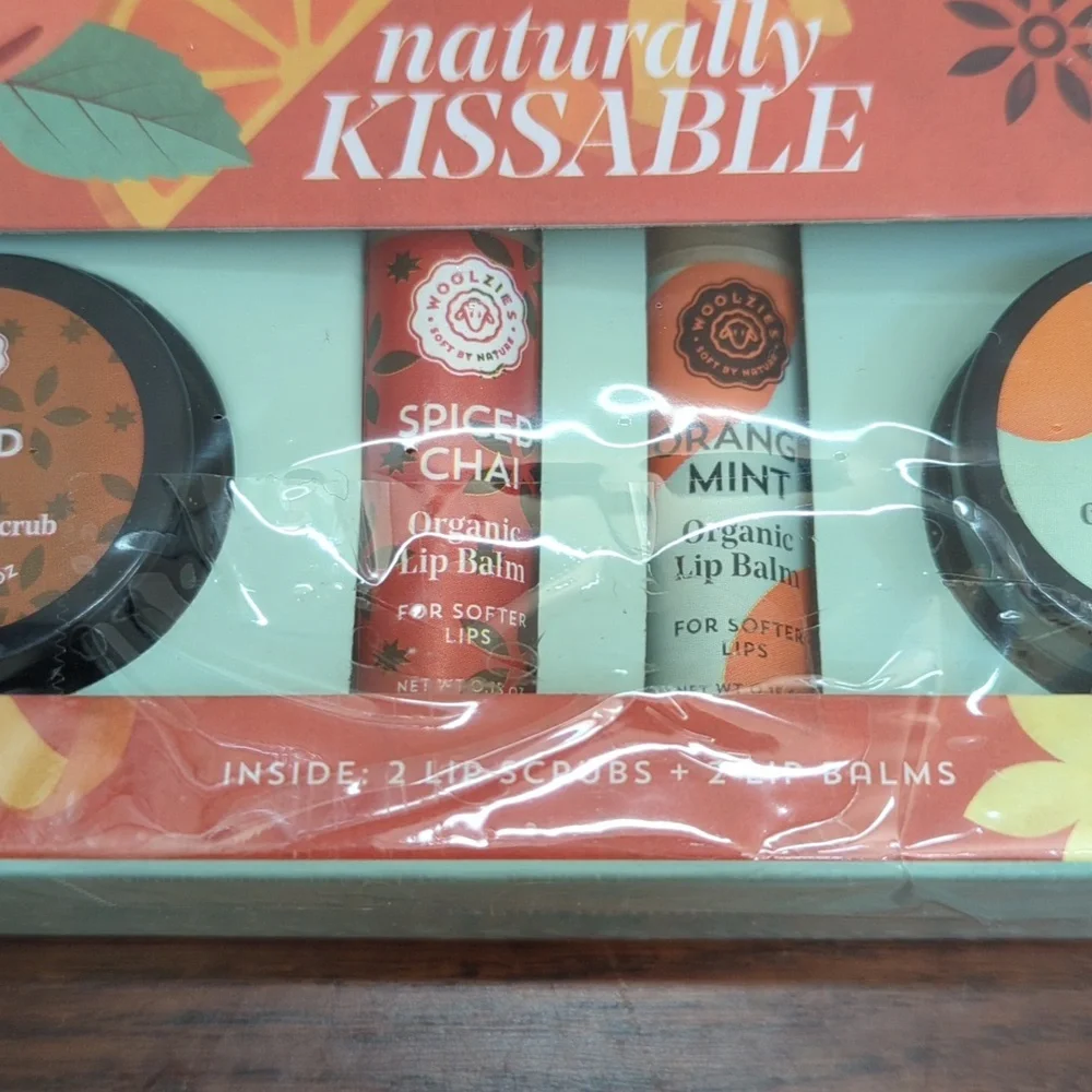 Woolzies Naturally Kissable Lip Scrub and Balm Kit - 2 lip balms & 2 scrubs